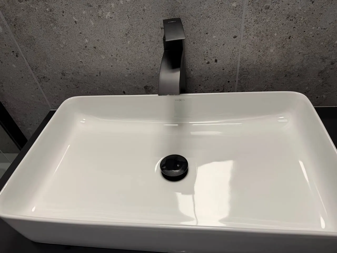Umywalka i bateria czarna